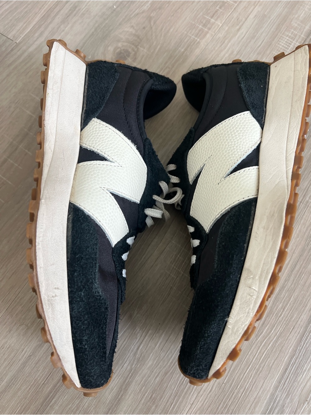 New Balance 327 Black White
Retro Running Sneakers Sz 9
Vintage Vibe Retro Run - Picture 8 of 10